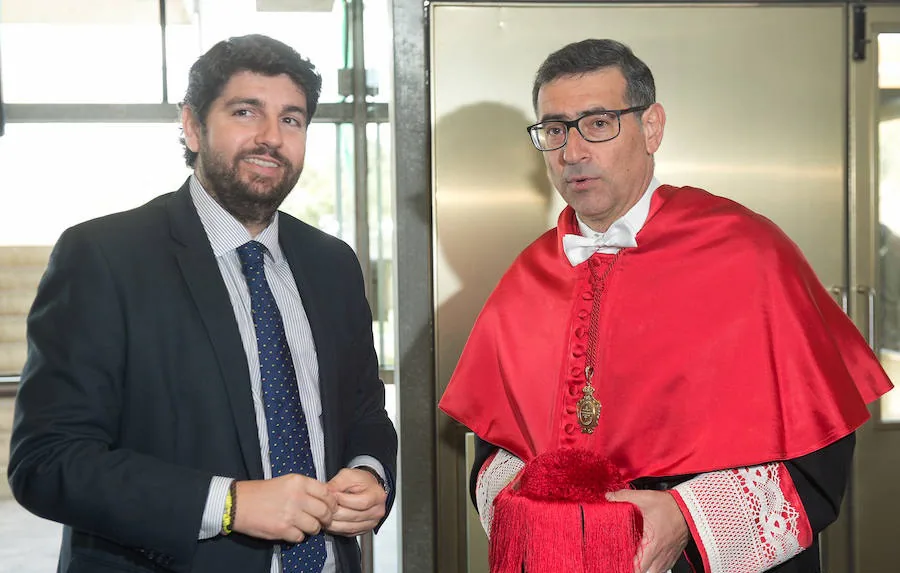 La investidura ha tenido lugar con una ceremonia presidida por el rector José Orihuela en el salón de actos de la Facultad de Economía y Empresa