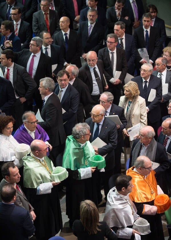 La investidura ha tenido lugar con una ceremonia presidida por el rector José Orihuela en el salón de actos de la Facultad de Economía y Empresa