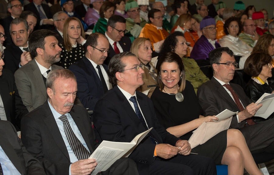 La investidura ha tenido lugar con una ceremonia presidida por el rector José Orihuela en el salón de actos de la Facultad de Economía y Empresa