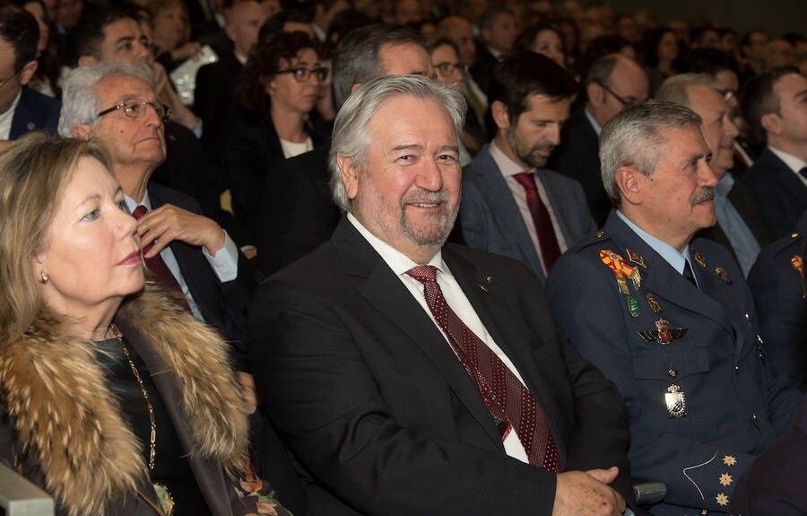 La investidura ha tenido lugar con una ceremonia presidida por el rector José Orihuela en el salón de actos de la Facultad de Economía y Empresa