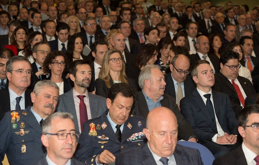 La investidura ha tenido lugar con una ceremonia presidida por el rector José Orihuela en el salón de actos de la Facultad de Economía y Empresa