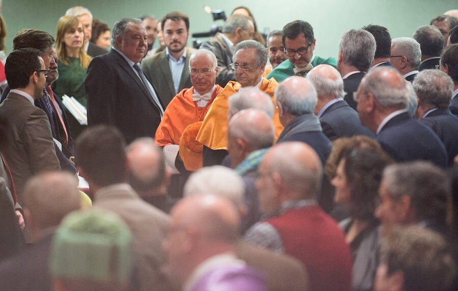 La investidura ha tenido lugar con una ceremonia presidida por el rector José Orihuela en el salón de actos de la Facultad de Economía y Empresa