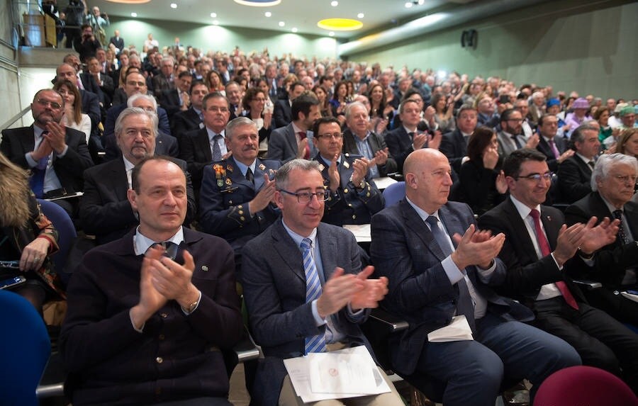 La investidura ha tenido lugar con una ceremonia presidida por el rector José Orihuela en el salón de actos de la Facultad de Economía y Empresa