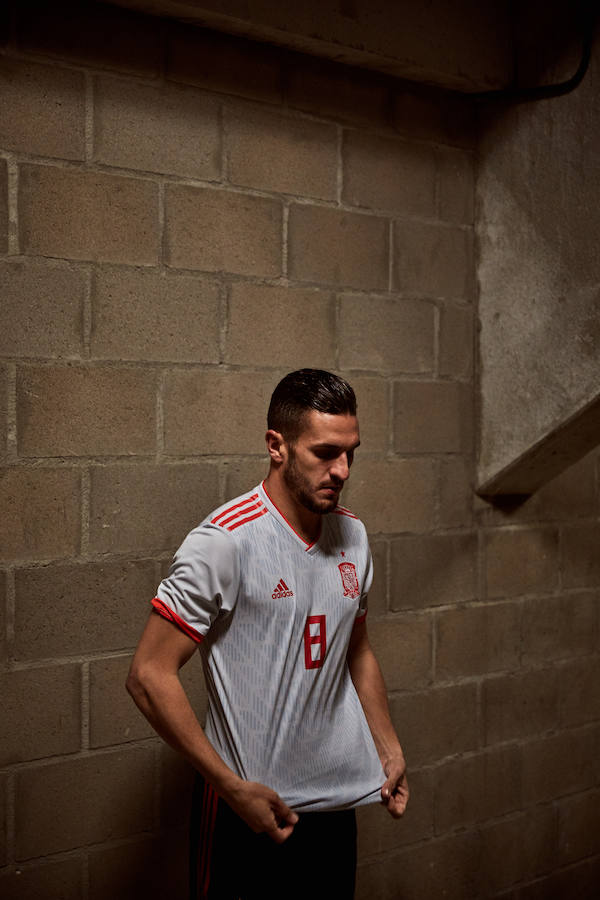 Adidas ha hecho oficial la segunda equipación que lucirá España en el Mundial de Rusia 2018, de un color azul claro en una camiseta que en sus tonos hace un homenaje a la segunda de la Eurocopa 2012 conquistada en Kiev.