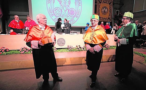 Tomás Fuertes, en el centro, con sus dos padrinos, Juan Monreal y Gaspar Ros. Al fondo, el rector José Orihuela, y el rector electo de la institución, José Luján.