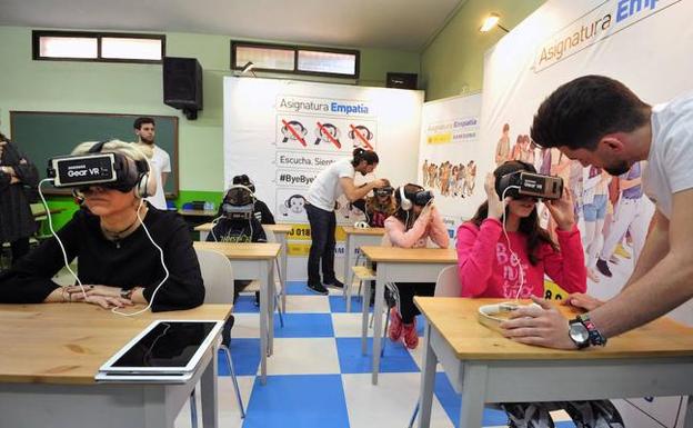 Un grupo de alumnas visionan el video con gafas de realidad virtual. 