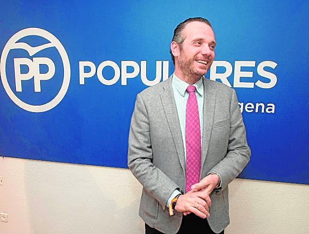 Joaquín Segado, en el salón de la sede del PP en Cartagena, donde ayer ofreció una rueda de prensa.