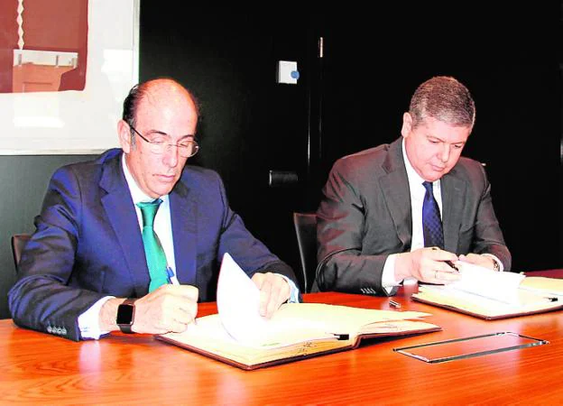 El consejero delegado de Enagás, Marcelino Oreja (i), y el presidente de Redexis Gas, Fernando Bergasa.