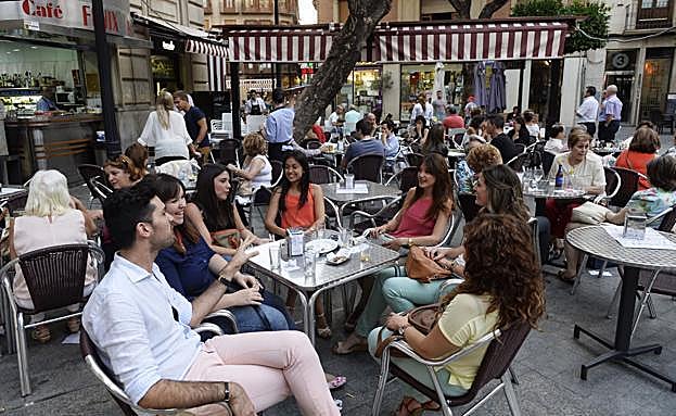 Unos jóvenes en una terraza en Murcia