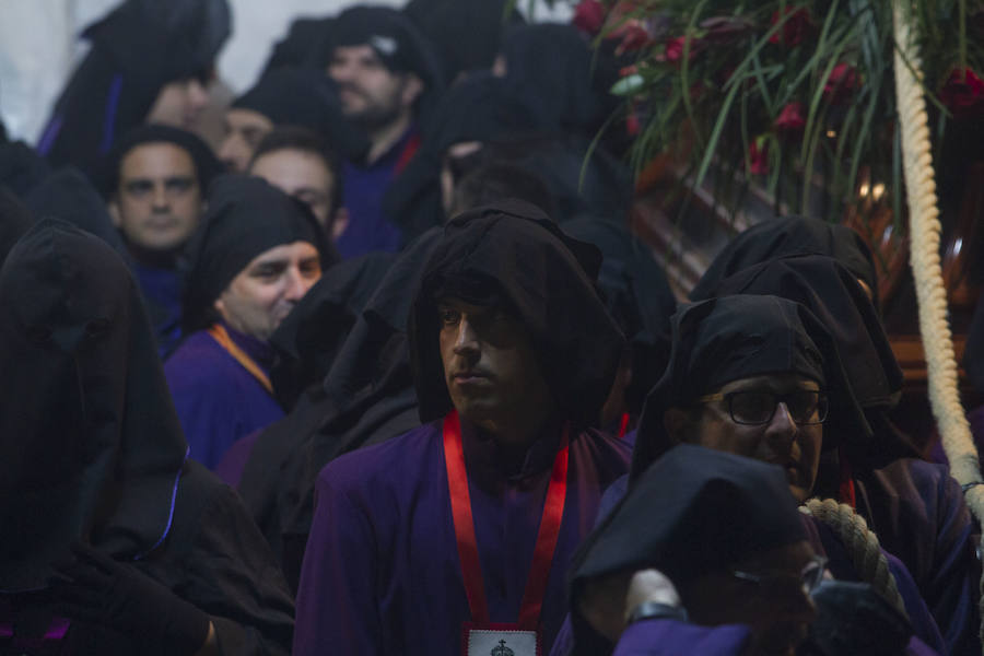 La primera procesión de España ha realizado estación penitencial en la iglesia de Santa María de Gracia, ante la imagen de la Virgen del Rosell, y en la basílica de la Caridad, ante la imagen de la actual Patrona 