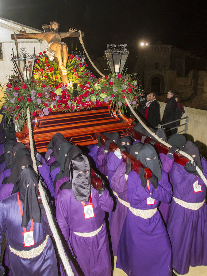 La primera procesión de España ha realizado estación penitencial en la iglesia de Santa María de Gracia, ante la imagen de la Virgen del Rosell, y en la basílica de la Caridad, ante la imagen de la actual Patrona 