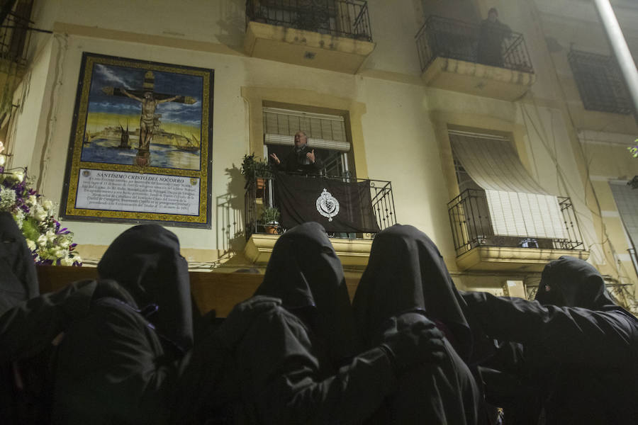 La primera procesión de España ha realizado estación penitencial en la iglesia de Santa María de Gracia, ante la imagen de la Virgen del Rosell, y en la basílica de la Caridad, ante la imagen de la actual Patrona 