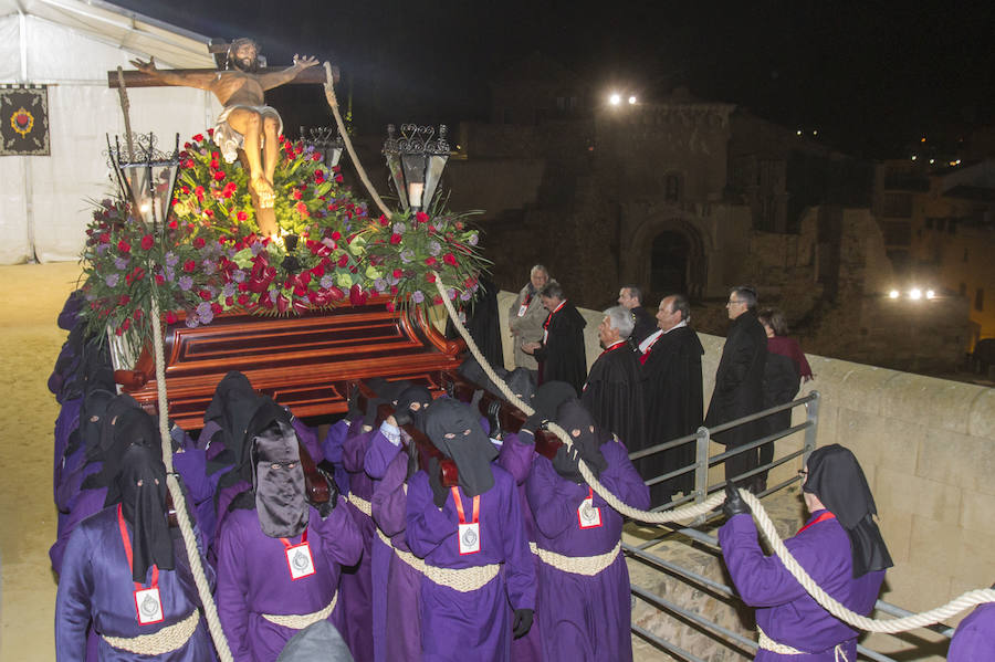 La primera procesión de España ha realizado estación penitencial en la iglesia de Santa María de Gracia, ante la imagen de la Virgen del Rosell, y en la basílica de la Caridad, ante la imagen de la actual Patrona 