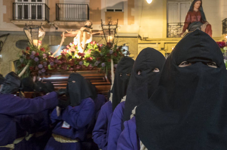 La primera procesión de España ha realizado estación penitencial en la iglesia de Santa María de Gracia, ante la imagen de la Virgen del Rosell, y en la basílica de la Caridad, ante la imagen de la actual Patrona 