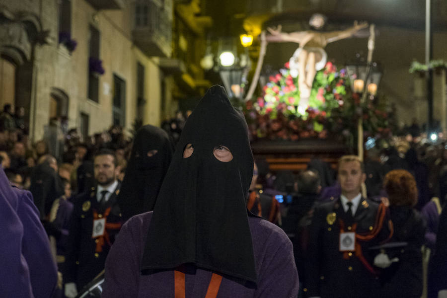 La primera procesión de España ha realizado estación penitencial en la iglesia de Santa María de Gracia, ante la imagen de la Virgen del Rosell, y en la basílica de la Caridad, ante la imagen de la actual Patrona 