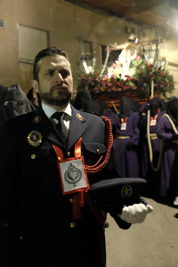 La primera procesión de España ha realizado estación penitencial en la iglesia de Santa María de Gracia, ante la imagen de la Virgen del Rosell, y en la basílica de la Caridad, ante la imagen de la actual Patrona 