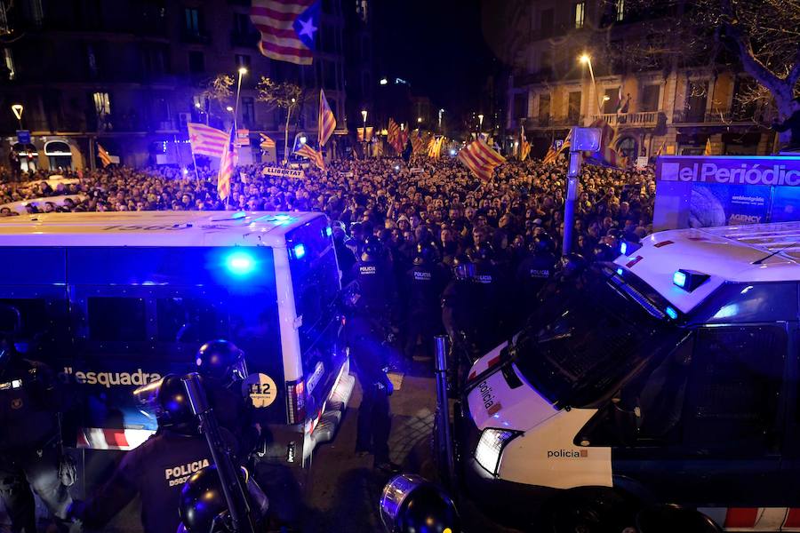 Un total de 22 personas han resultado heridas leves y dos con prónostico menos grave este viernes por la noche durante la movilización contra el encarcelamiento de políticos soberanistas en la zona de la Delegación del Gobierno en Cataluña.