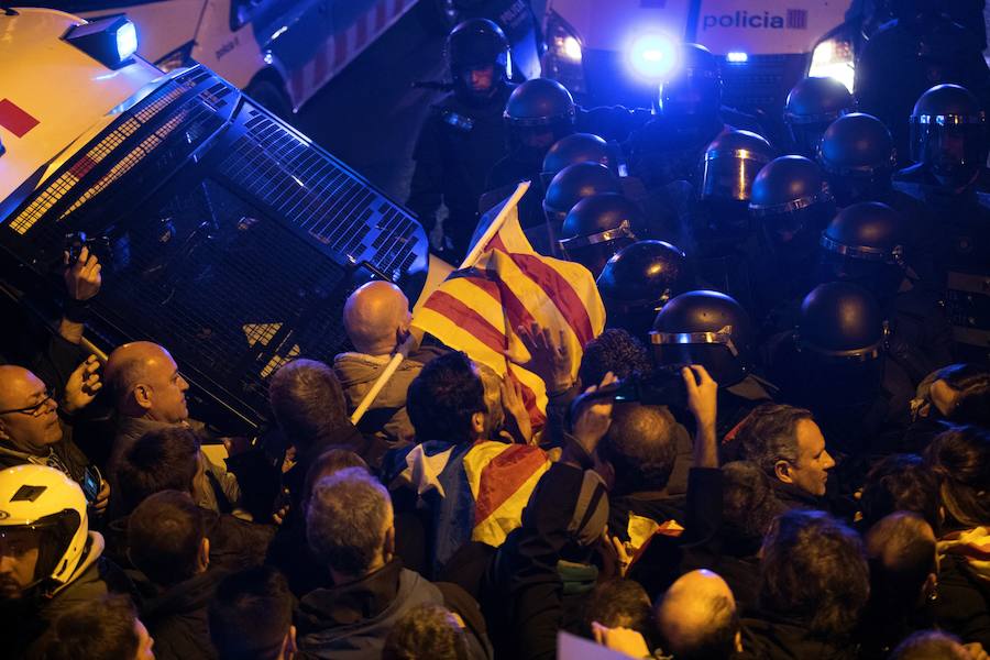 Un total de 22 personas han resultado heridas leves y dos con prónostico menos grave este viernes por la noche durante la movilización contra el encarcelamiento de políticos soberanistas en la zona de la Delegación del Gobierno en Cataluña.