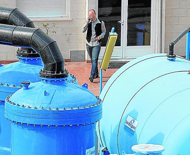 Un policía nacional, durante un registro en las instalaciones de la desaladora de Escombreras, en mayo de 2016.