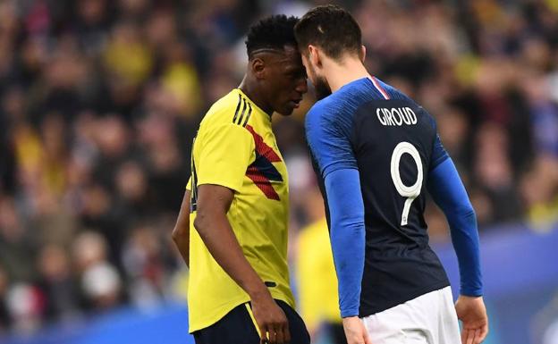 Yerry Mina (Colombia), ante Olivier Giroud (Francia).