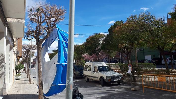 Una piscina portátil, volcada sobre una calle de Yecla. 