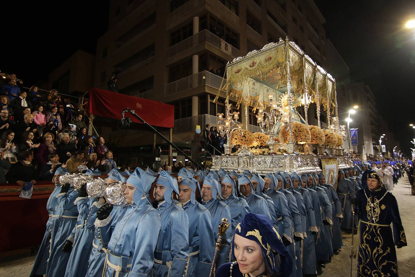La lluvia obligó a la Dolorosa a resguardarse bajo la carpa de San Mateo para retomar poco después su desfile por la carrera