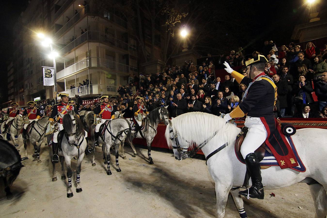La lluvia obligó a la Dolorosa a resguardarse bajo la carpa de San Mateo para retomar poco después su desfile por la carrera