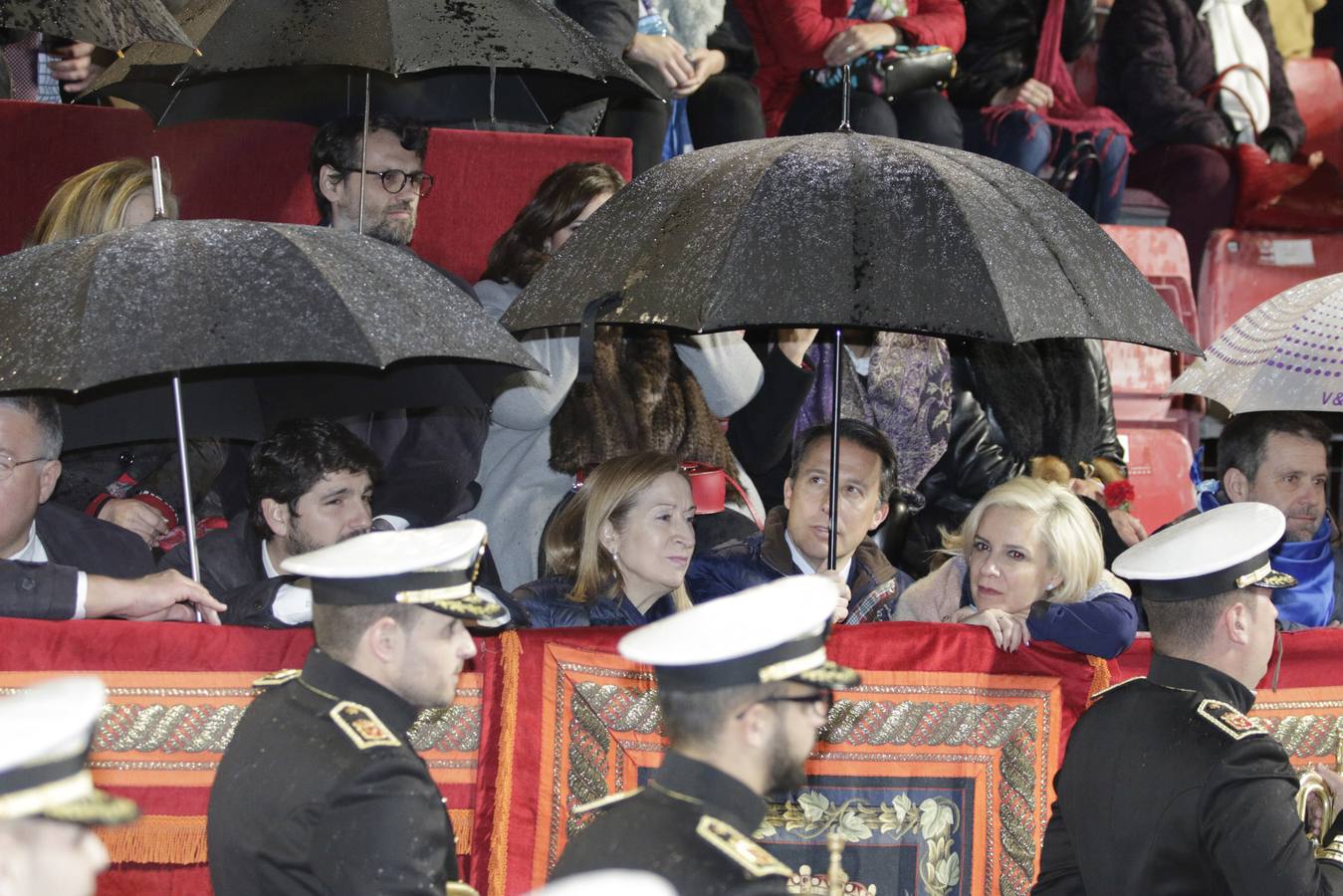 La lluvia obligó a la Dolorosa a resguardarse bajo la carpa de San Mateo para retomar poco después su desfile por la carrera