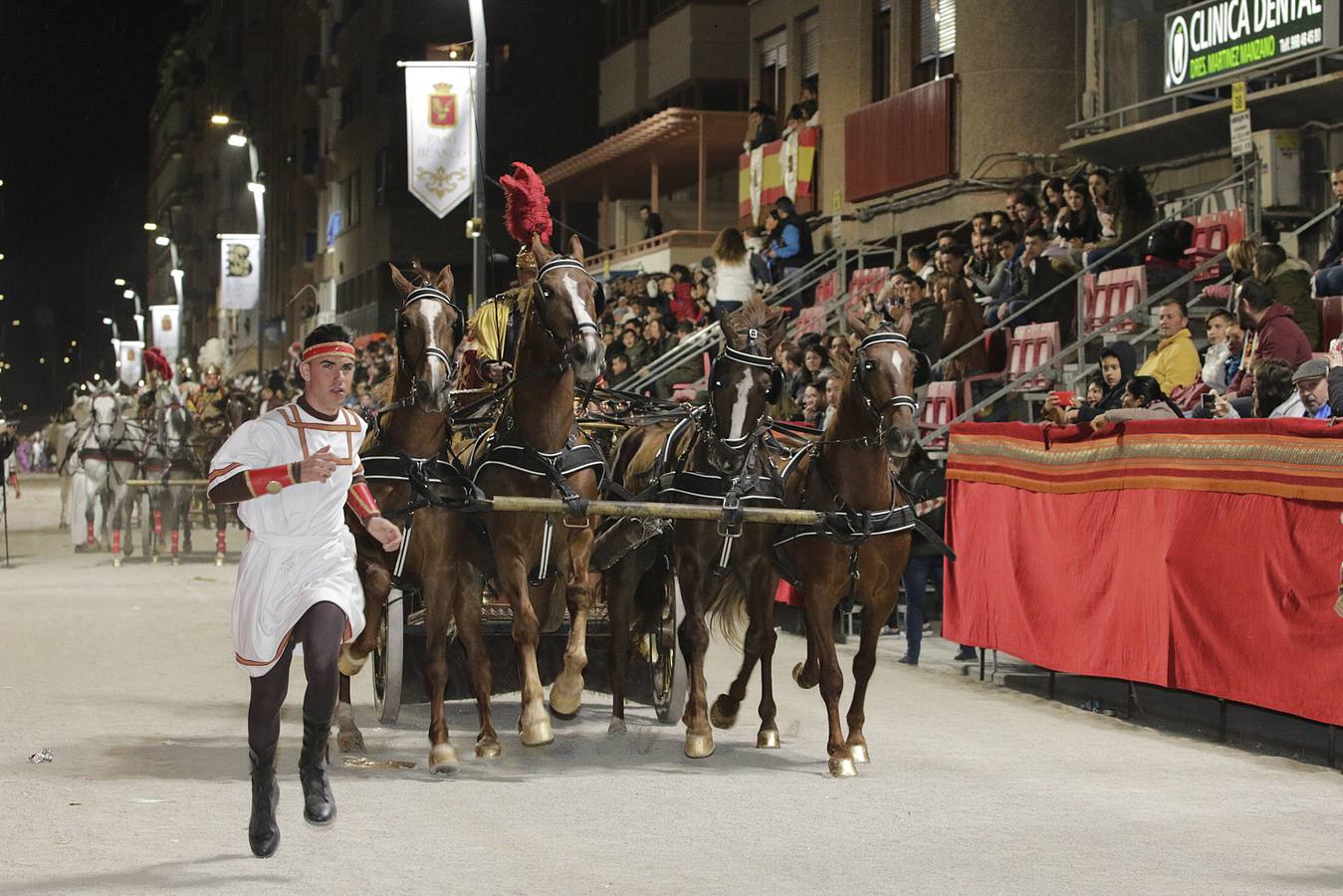 La lluvia obligó a la Dolorosa a resguardarse bajo la carpa de San Mateo para retomar poco después su desfile por la carrera