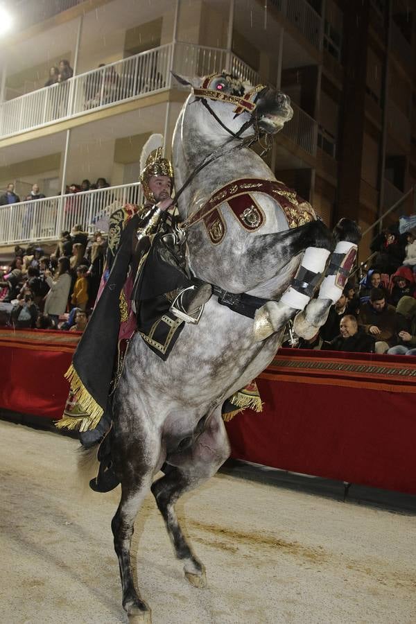 La lluvia obligó a la Dolorosa a resguardarse bajo la carpa de San Mateo para retomar poco después su desfile por la carrera