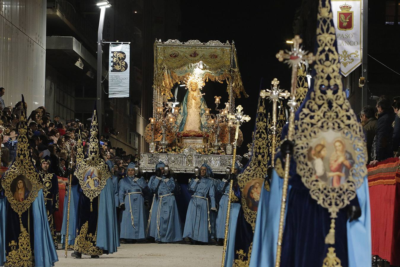 La lluvia obligó a la Dolorosa a resguardarse bajo la carpa de San Mateo para retomar poco después su desfile por la carrera