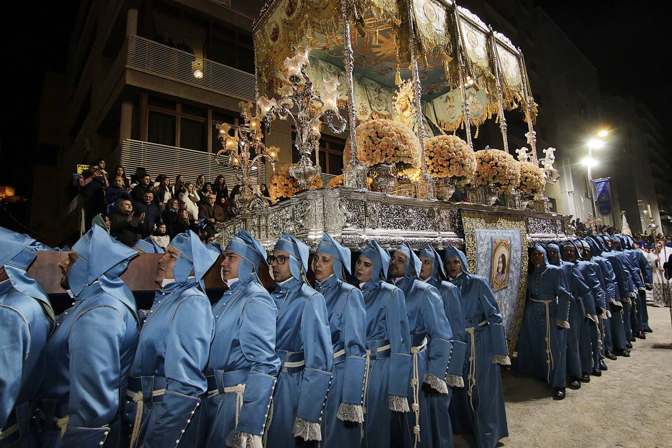 La lluvia obligó a la Dolorosa a resguardarse bajo la carpa de San Mateo para retomar poco después su desfile por la carrera
