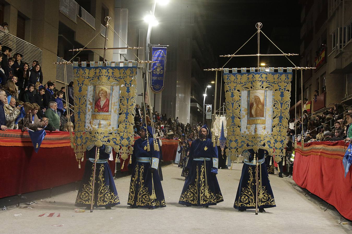 La lluvia obligó a la Dolorosa a resguardarse bajo la carpa de San Mateo para retomar poco después su desfile por la carrera
