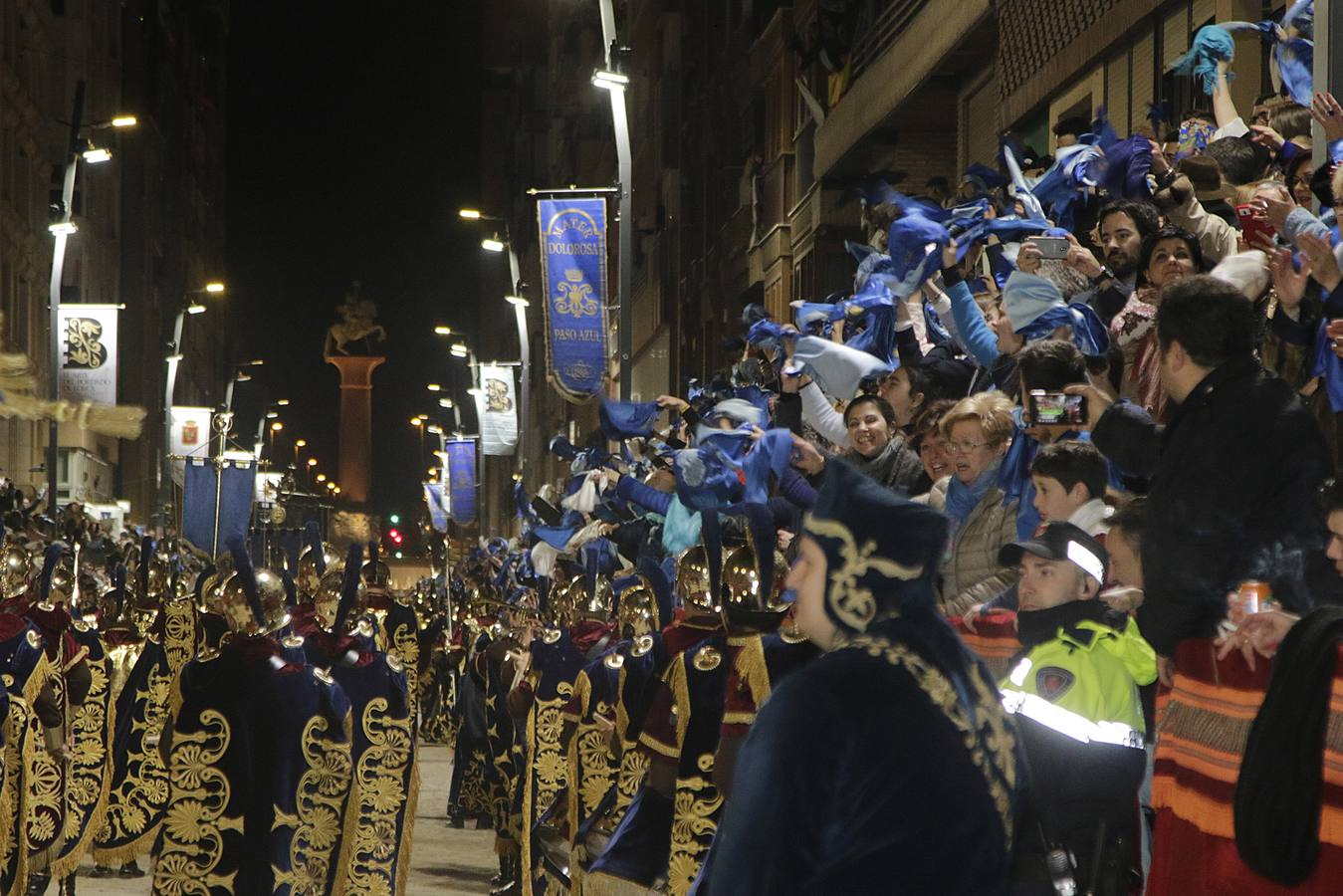 La lluvia obligó a la Dolorosa a resguardarse bajo la carpa de San Mateo para retomar poco después su desfile por la carrera