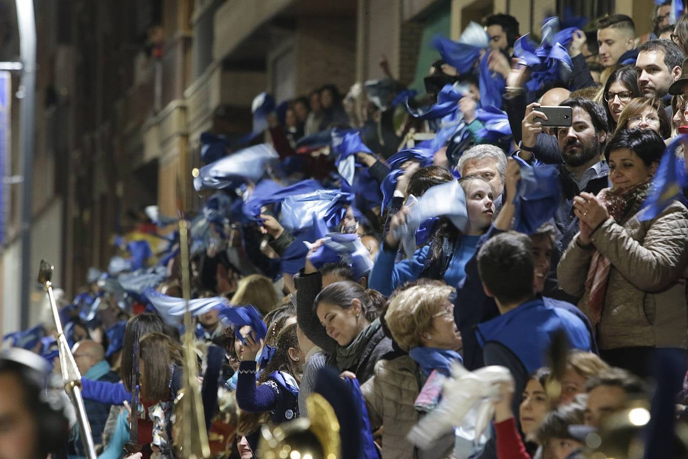 La lluvia obligó a la Dolorosa a resguardarse bajo la carpa de San Mateo para retomar poco después su desfile por la carrera