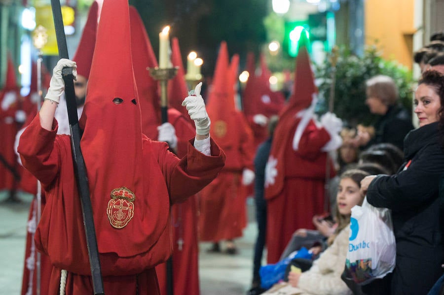 La procesión corinta de Santa Catalina recorrió la ciudad en la celebración del 25 aniversario de su fundación en una tarde desapacible. La institución que desfiló desde Santa Catalina estrenó una Cruz Alzada y el Cristo titular nuevas cantoneras de oro