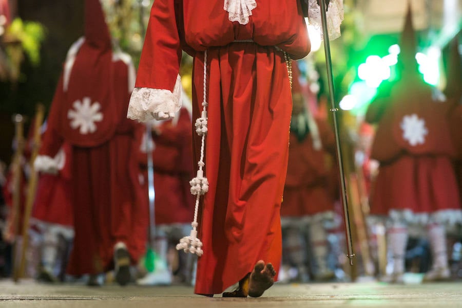 La procesión corinta de Santa Catalina recorrió la ciudad en la celebración del 25 aniversario de su fundación en una tarde desapacible. La institución que desfiló desde Santa Catalina estrenó una Cruz Alzada y el Cristo titular nuevas cantoneras de oro