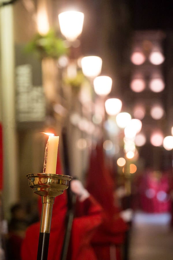 La procesión corinta de Santa Catalina recorrió la ciudad en la celebración del 25 aniversario de su fundación en una tarde desapacible. La institución que desfiló desde Santa Catalina estrenó una Cruz Alzada y el Cristo titular nuevas cantoneras de oro