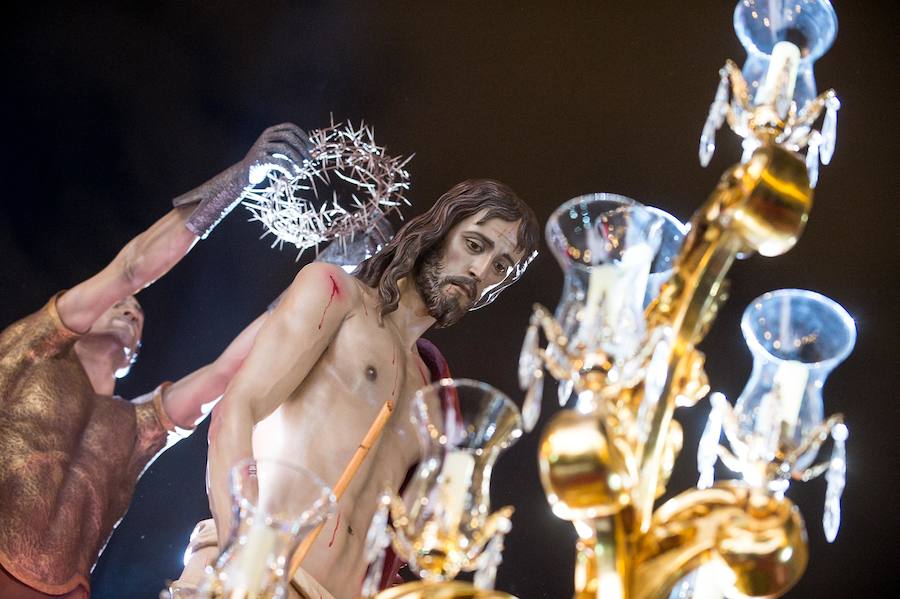 La procesión corinta de Santa Catalina recorrió la ciudad en la celebración del 25 aniversario de su fundación en una tarde desapacible. La institución que desfiló desde Santa Catalina estrenó una Cruz Alzada y el Cristo titular nuevas cantoneras de oro