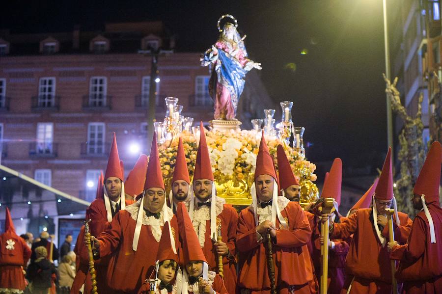 La procesión corinta de Santa Catalina recorrió la ciudad en la celebración del 25 aniversario de su fundación en una tarde desapacible. La institución que desfiló desde Santa Catalina estrenó una Cruz Alzada y el Cristo titular nuevas cantoneras de oro