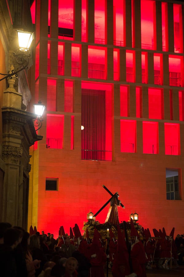 La procesión corinta de Santa Catalina recorrió la ciudad en la celebración del 25 aniversario de su fundación en una tarde desapacible. La institución que desfiló desde Santa Catalina estrenó una Cruz Alzada y el Cristo titular nuevas cantoneras de oro