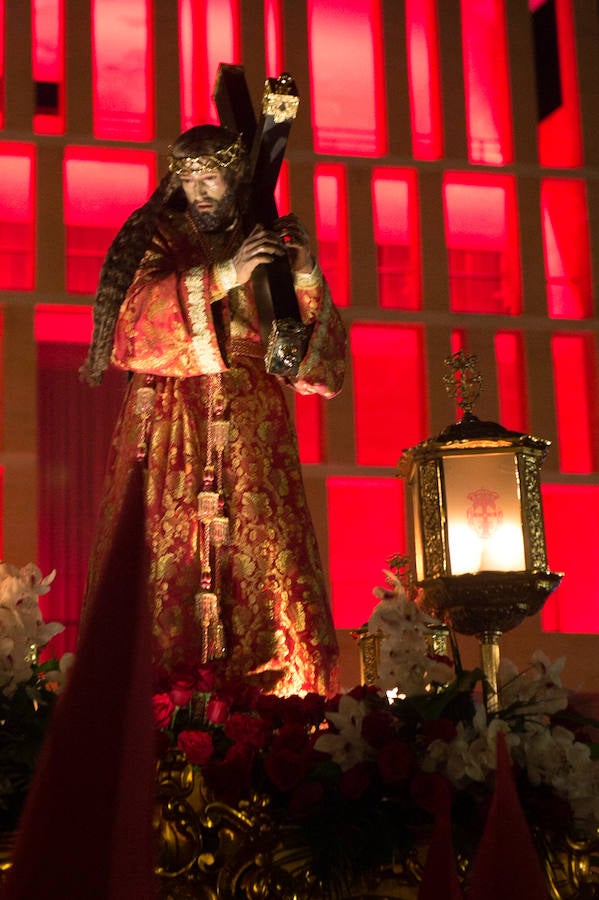 La procesión corinta de Santa Catalina recorrió la ciudad en la celebración del 25 aniversario de su fundación en una tarde desapacible. La institución que desfiló desde Santa Catalina estrenó una Cruz Alzada y el Cristo titular nuevas cantoneras de oro