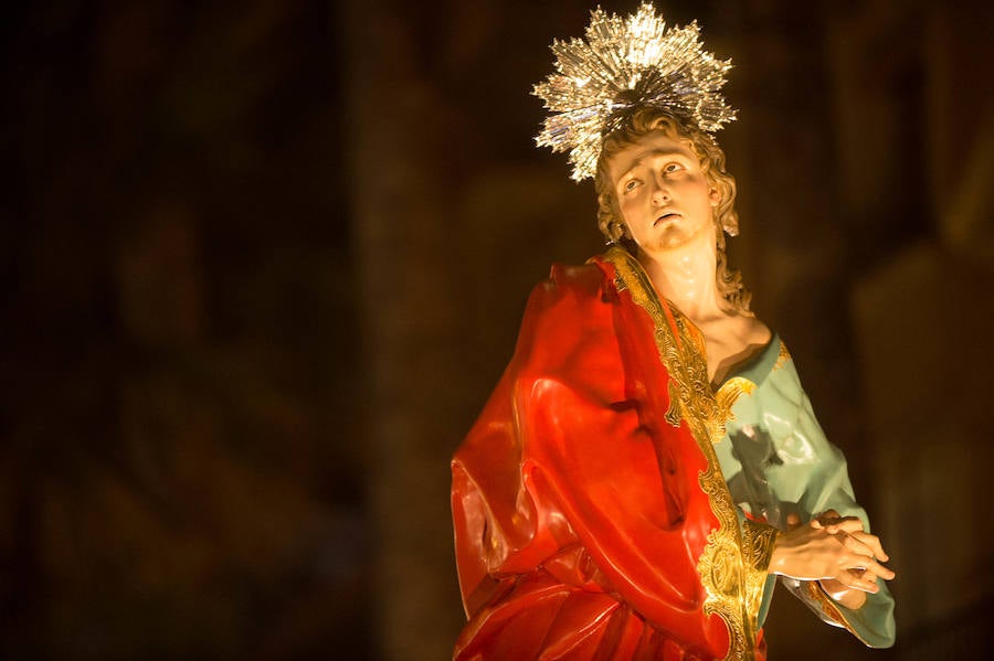 La procesión corinta de Santa Catalina recorrió la ciudad en la celebración del 25 aniversario de su fundación en una tarde desapacible. La institución que desfiló desde Santa Catalina estrenó una Cruz Alzada y el Cristo titular nuevas cantoneras de oro