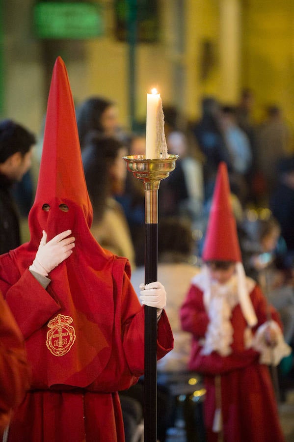 La procesión corinta de Santa Catalina recorrió la ciudad en la celebración del 25 aniversario de su fundación en una tarde desapacible. La institución que desfiló desde Santa Catalina estrenó una Cruz Alzada y el Cristo titular nuevas cantoneras de oro