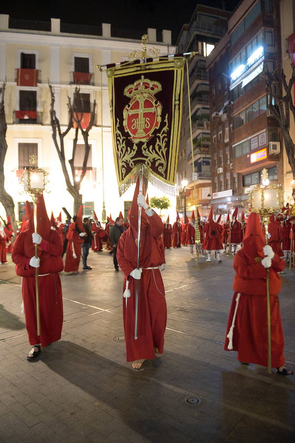 La procesión corinta de Santa Catalina recorrió la ciudad en la celebración del 25 aniversario de su fundación en una tarde desapacible. La institución que desfiló desde Santa Catalina estrenó una Cruz Alzada y el Cristo titular nuevas cantoneras de oro