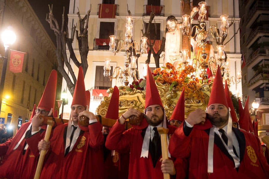 La procesión corinta de Santa Catalina recorrió la ciudad en la celebración del 25 aniversario de su fundación en una tarde desapacible. La institución que desfiló desde Santa Catalina estrenó una Cruz Alzada y el Cristo titular nuevas cantoneras de oro