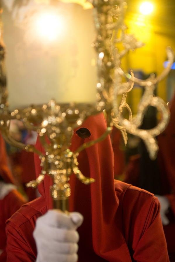 La procesión corinta de Santa Catalina recorrió la ciudad en la celebración del 25 aniversario de su fundación en una tarde desapacible. La institución que desfiló desde Santa Catalina estrenó una Cruz Alzada y el Cristo titular nuevas cantoneras de oro