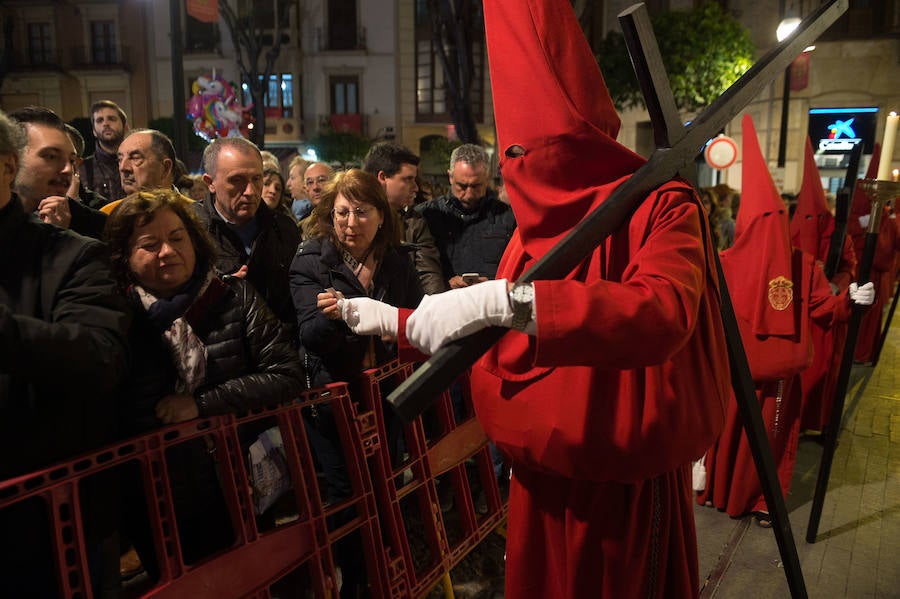 La procesión corinta de Santa Catalina recorrió la ciudad en la celebración del 25 aniversario de su fundación en una tarde desapacible. La institución que desfiló desde Santa Catalina estrenó una Cruz Alzada y el Cristo titular nuevas cantoneras de oro