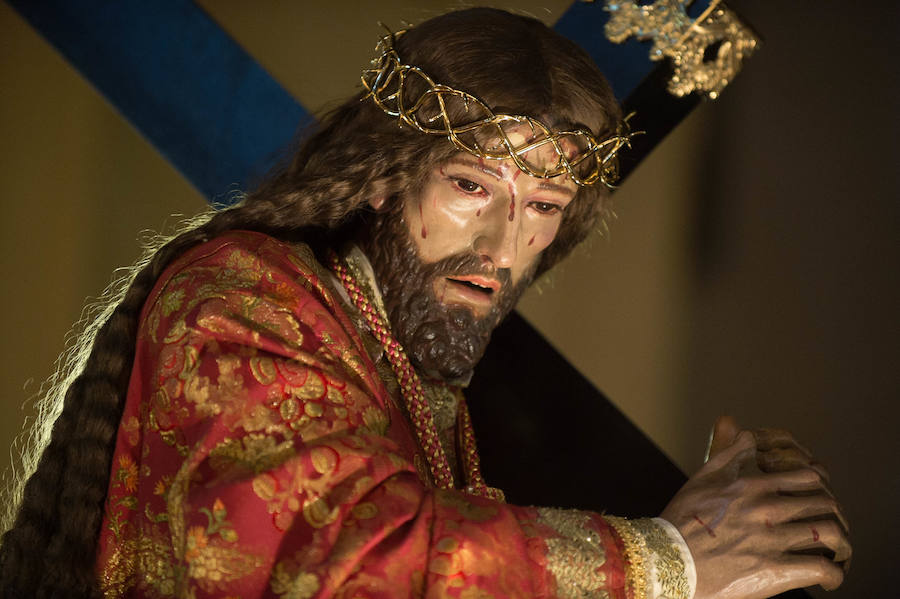 La procesión corinta de Santa Catalina recorrió la ciudad en la celebración del 25 aniversario de su fundación en una tarde desapacible. La institución que desfiló desde Santa Catalina estrenó una Cruz Alzada y el Cristo titular nuevas cantoneras de oro