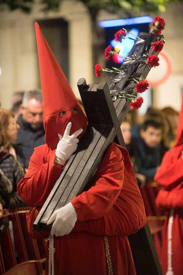 La procesión corinta de Santa Catalina recorrió la ciudad en la celebración del 25 aniversario de su fundación en una tarde desapacible. La institución que desfiló desde Santa Catalina estrenó una Cruz Alzada y el Cristo titular nuevas cantoneras de oro